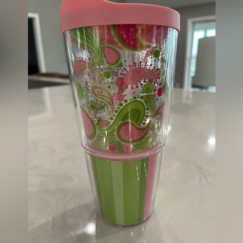 Very good condition, 24 ounce Tervis tumbler with pink lid